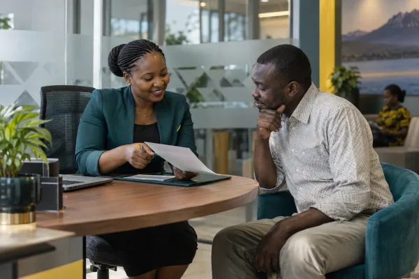 Picha ya mfano: Mshauri wa benki akipitia nyaraka na mteja.